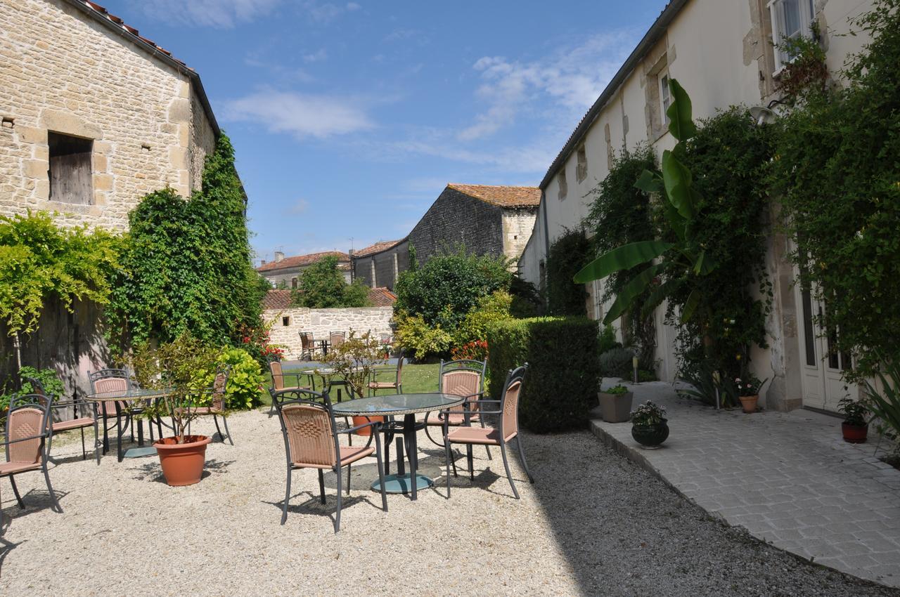 Hôtel du Donjon Aulnay  Exterior foto