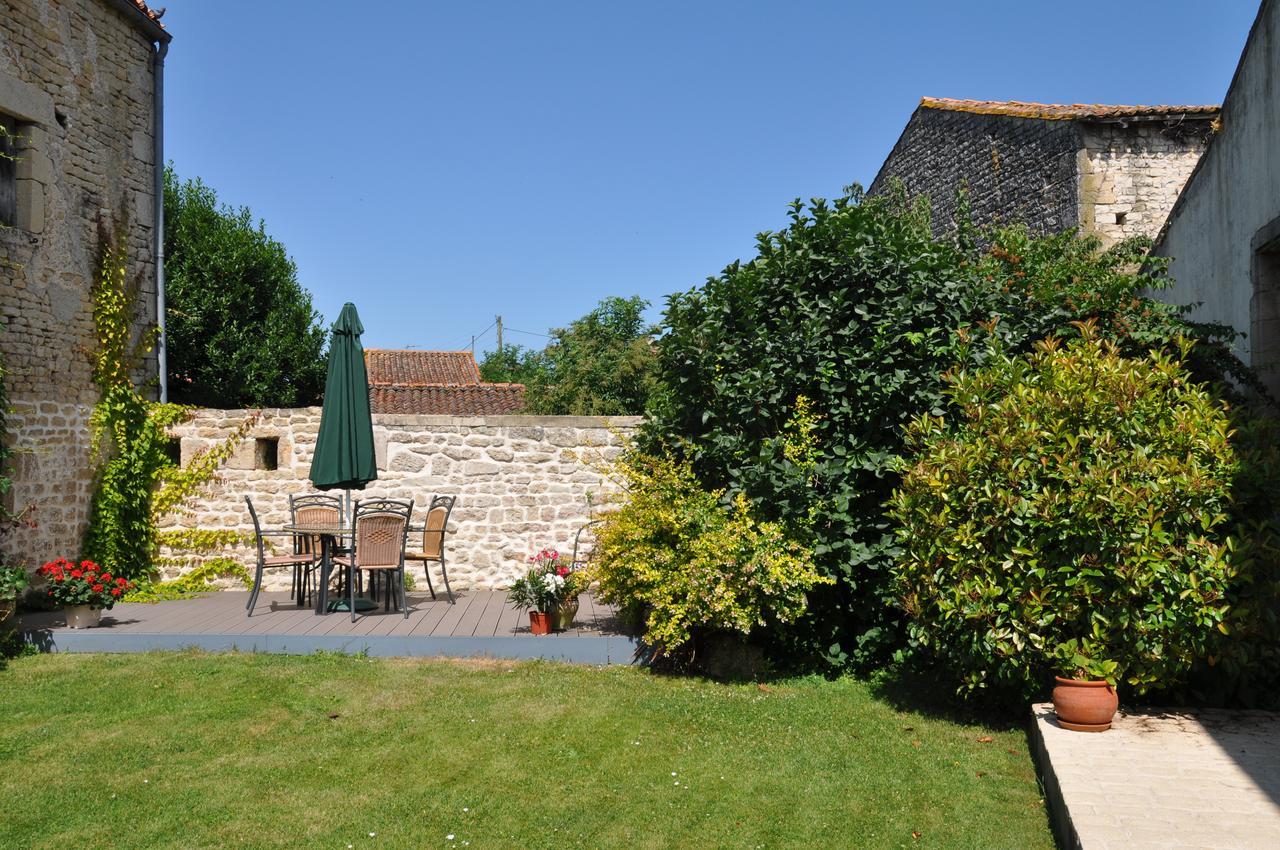 Hôtel du Donjon Aulnay  Exterior foto