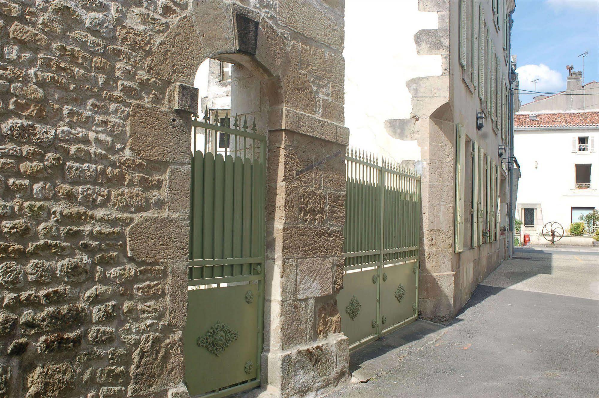 Hôtel du Donjon Aulnay  Exterior foto